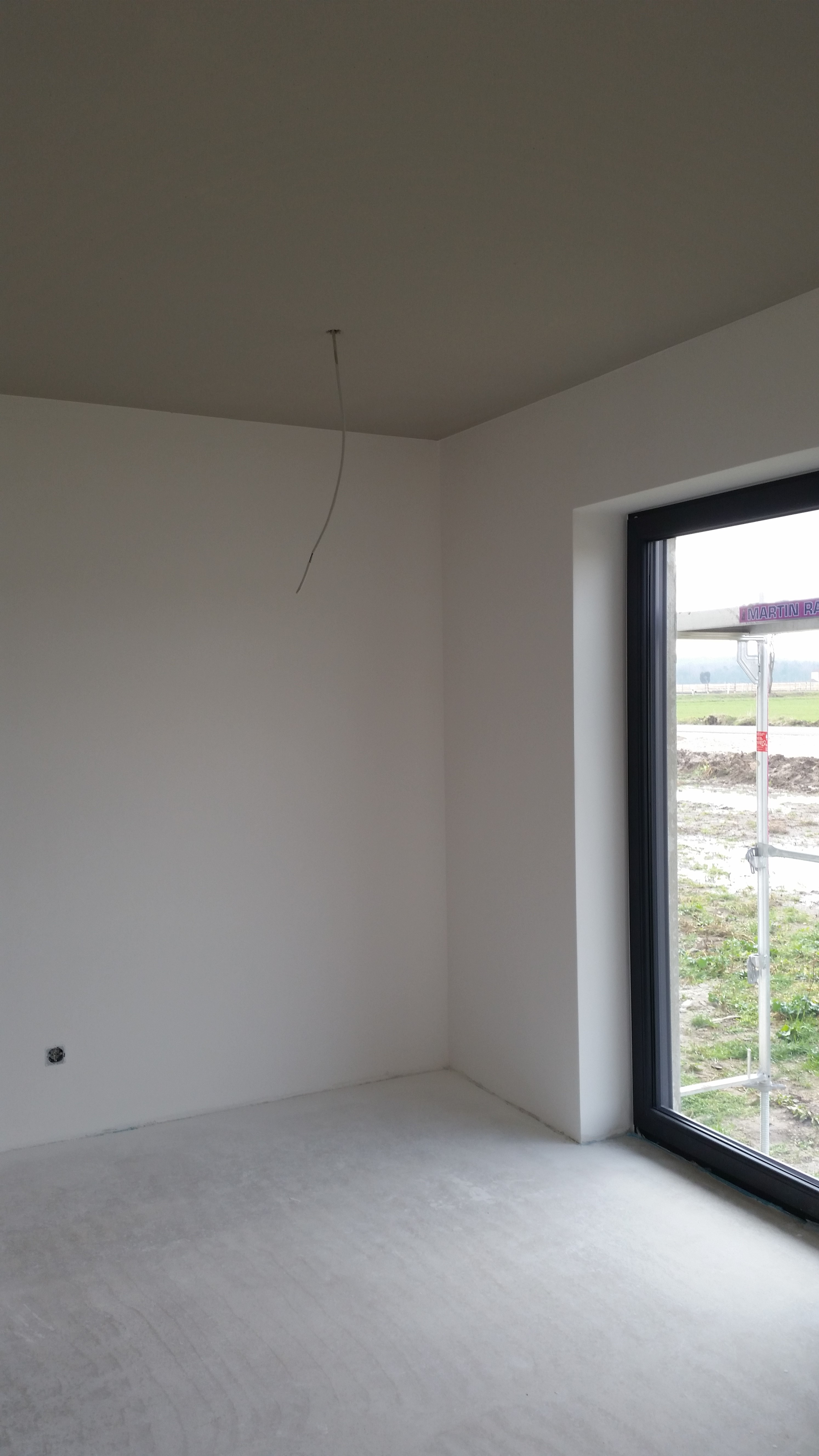 Wohnzimmer: Wände weiß und Decke Grau abgesetzt